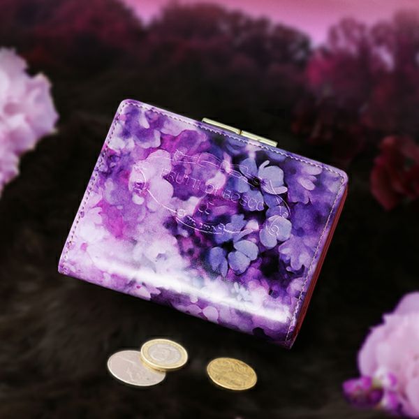 夕暮れの一瞬、バイオレットに染まる不思議の森を描いたレザーで